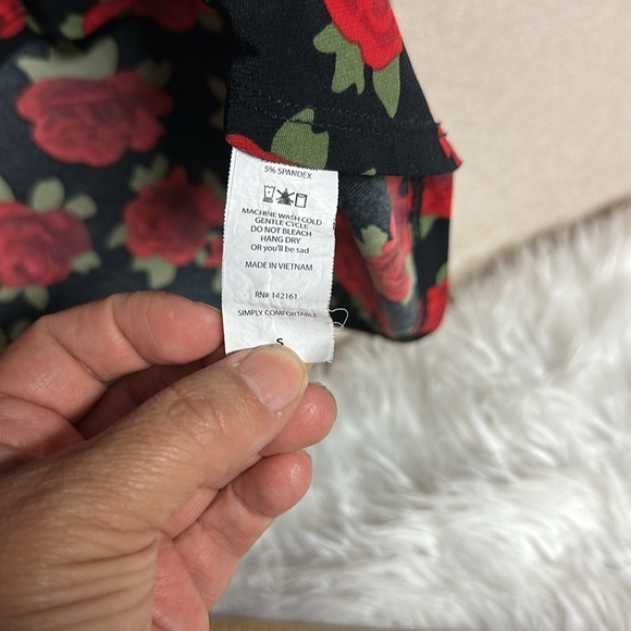 Gorgeous oversized‎ loose fitting black blouse with red roses. - Picture 8 of 8